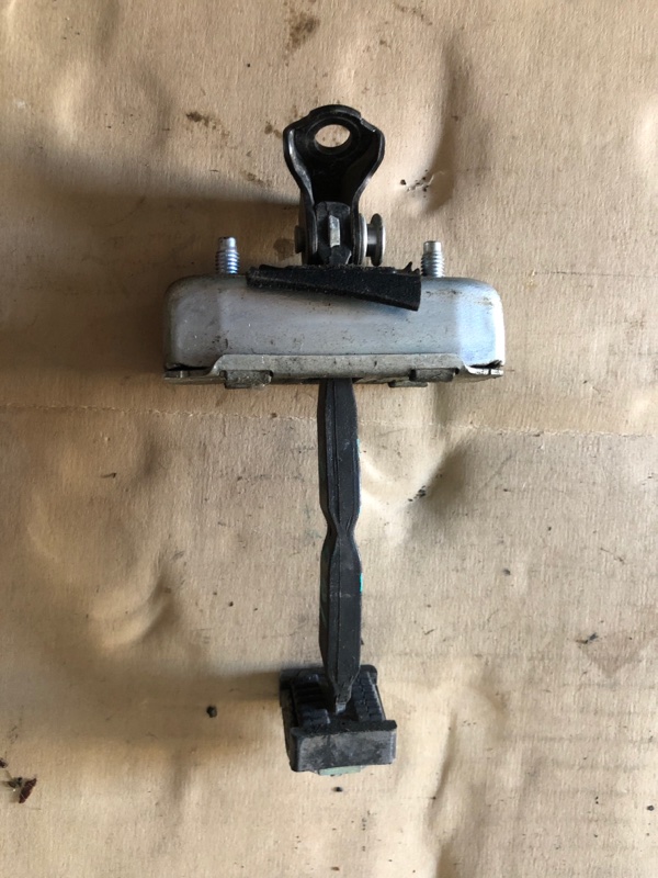 Ограничитель двери задний левый LEXUS GX470 02-09 68640-60070 Б/У