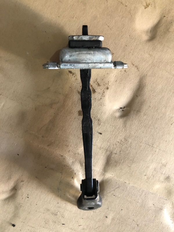 Запчасть ограничитель двери передний правый HYUNDAI SONATA YF 10-14 79390-3S000 Б/У Ограничитель двери передний правый HYUNDAI SONATA YF 10-14 79390-3S000 Б/У