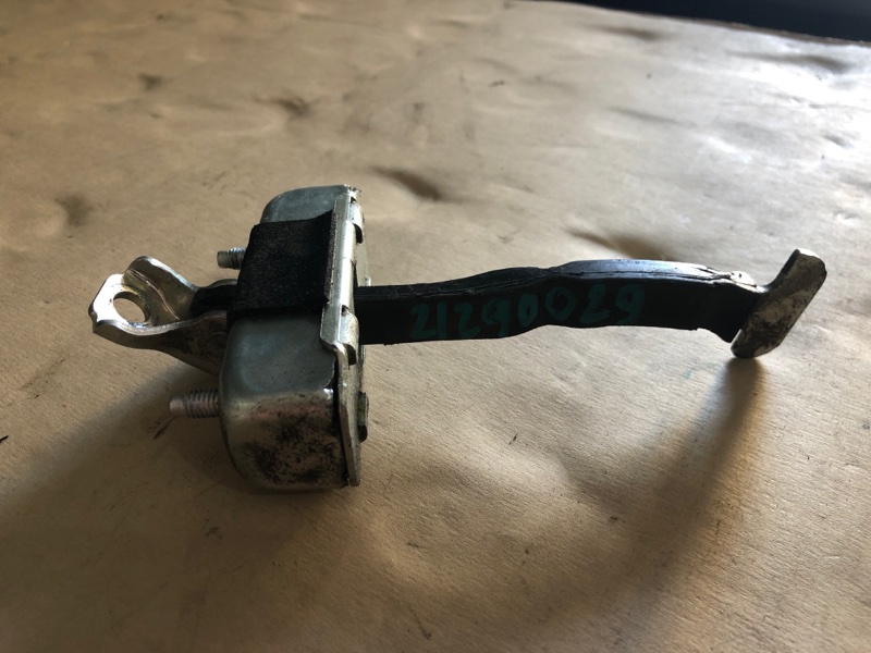 Ограничитель двери задний левый AURIS 06-12