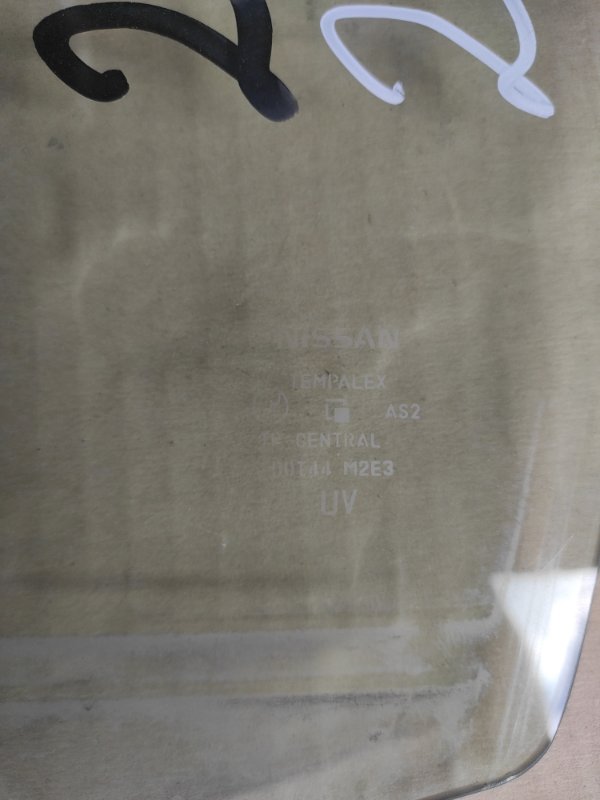 Стекло двери переднее левое TIIDA/VERSA C11 04-11