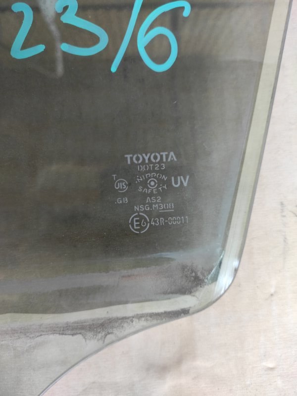 Стекло двери переднее левое AURIS 06-12