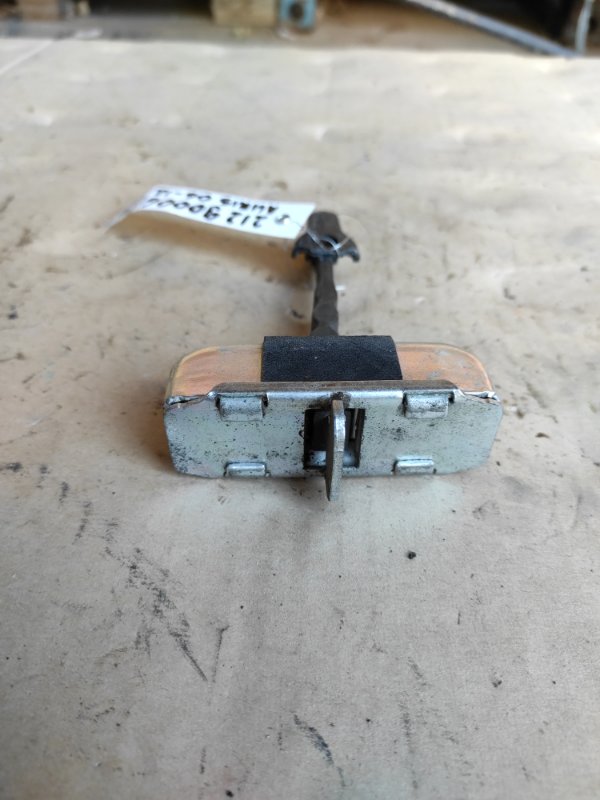 Ограничитель двери передний правый TOYOTA AURIS 06-12