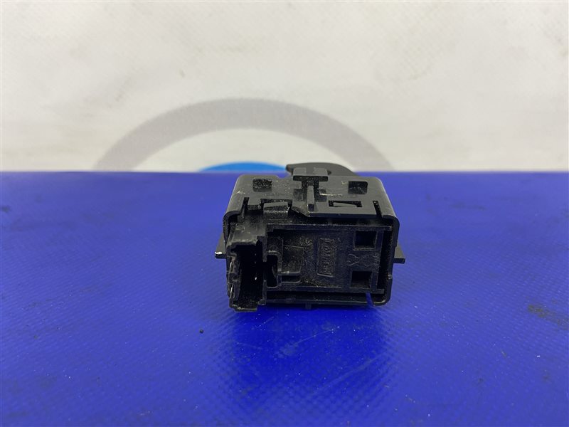 Кнопка стеклоподъемника задняя правая FORD FUSION 14- Кнопка стеклоподъемника задняя правая FORD FUSION 14-