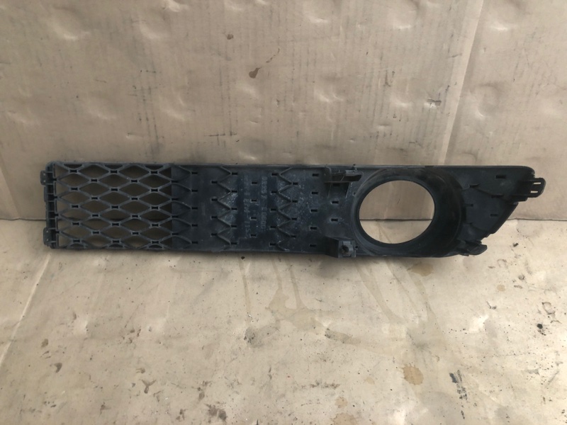 Накладка противотуманной фары передняя левая M35/M45 04-10