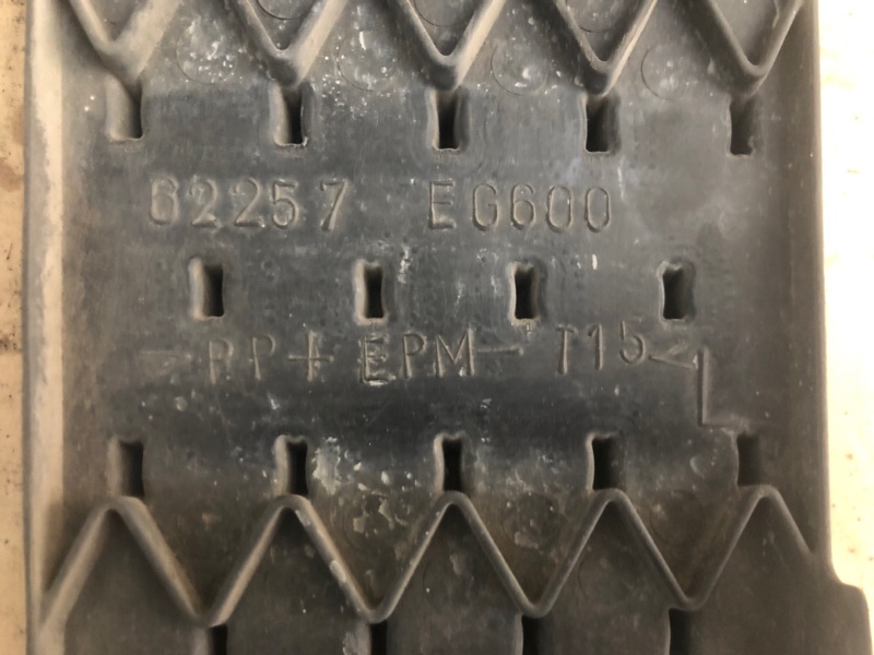 Накладка противотуманной фары передняя левая INFINITI M35/M45 04-10