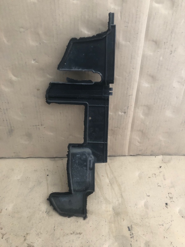 Дефлектор радиатора передний левый M35/M45 04-10