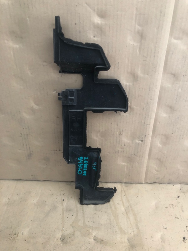 Дефлектор радиатора передний правый M35/M45 04-10