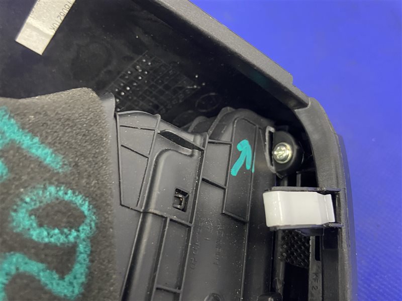 Дефлектор воздушный передний левый KIA SORENTO UM 14-