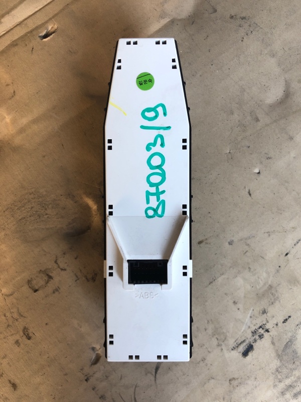 Блок управления стеклоподъемниками передний левый SANTA FE (TM) 18-23