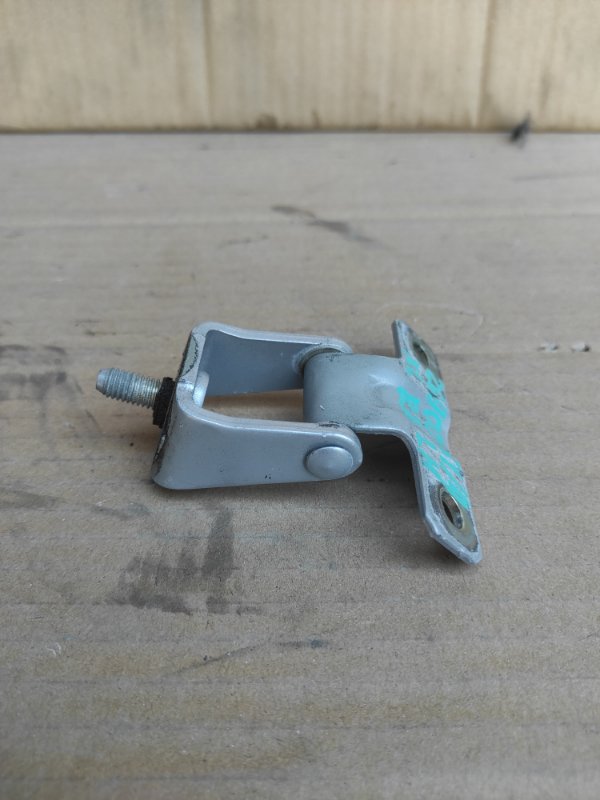 Петля крышки багажника левая MITSUBISHI OUTLANDER XL 05-13