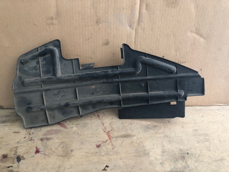 Дефлектор радиатора передний левый AVENSIS 03-08 2005 Седан 1.8