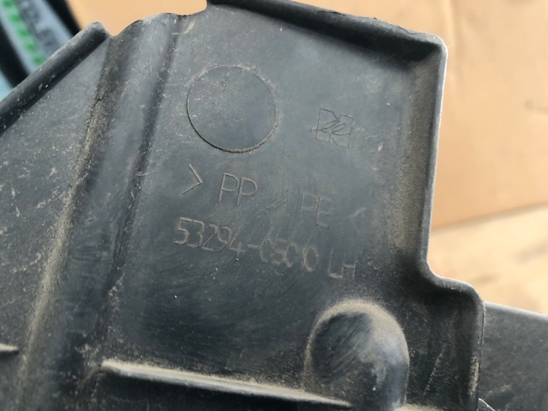 Дефлектор радиатора передний левый TOYOTA AVENSIS 03-08 Седан 1.8