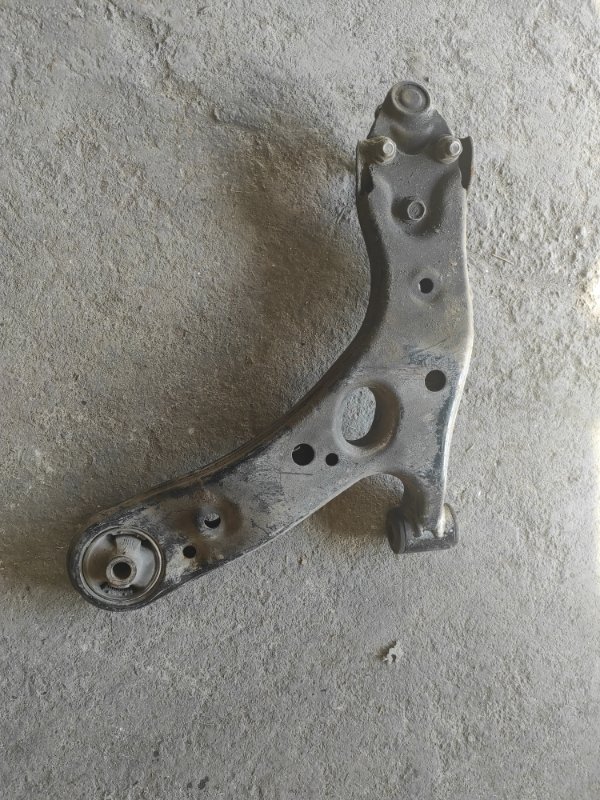 Рычаг передней подвески нижний передний правый AURIS 06-12 Рычаг передней подвески нижний передний правый AURIS 06-12