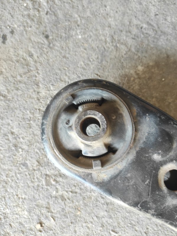 Рычаг передней подвески нижний передний правый AURIS 06-12 Рычаг передней подвески нижний передний правый AURIS 06-12