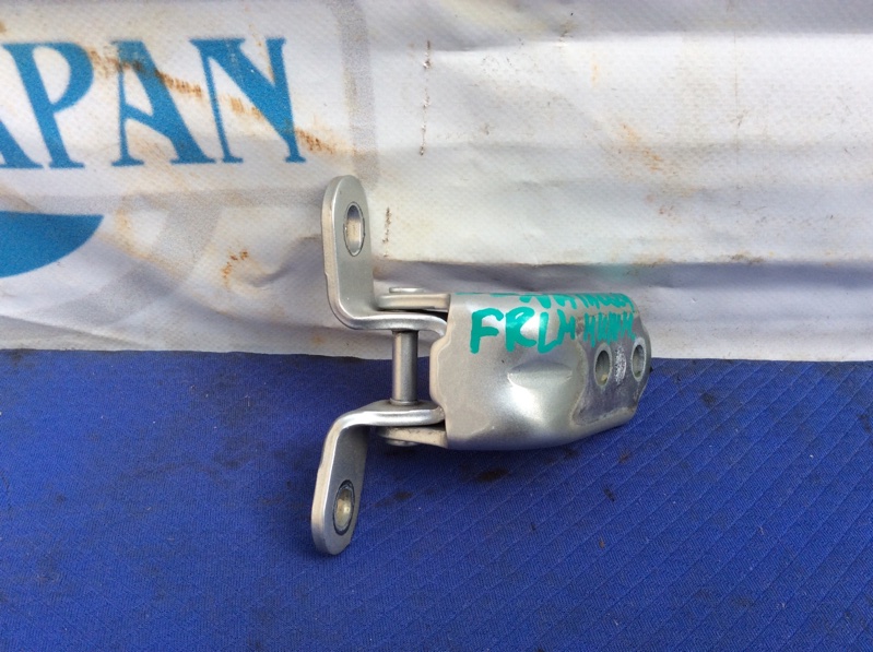 Запчасть петля двери нижняя передняя левая HYUNDAI SONATA LF 2014- 2017 Седан 2.4 79320-2E000 Б/У Петля двери нижняя передняя левая HYUNDAI SONATA LF 2014- 2017 Седан 2.4 79320-2E000 Б/У