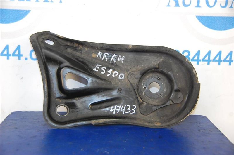 Крепление балки подвески правое LEXUS ES300 ES330 01-06 51023-33040 Б/У