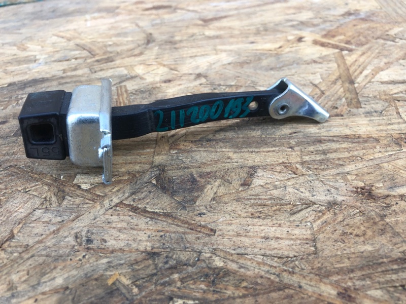 Ограничитель двери передний левый MITSUBISHI LANCER X 10 07-15 5702A079 Б/У