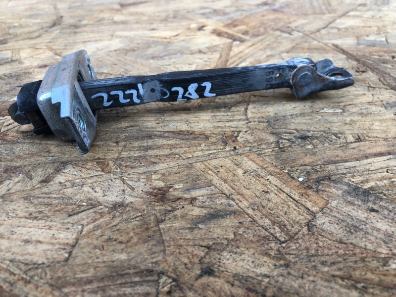 Запчасть ограничитель двери передний правый TOYOTA PRIUS - 30 09-17 68610-47021 Б/У Ограничитель двери передний правый TOYOTA PRIUS - 30 09-17 68610-47021 Б/У