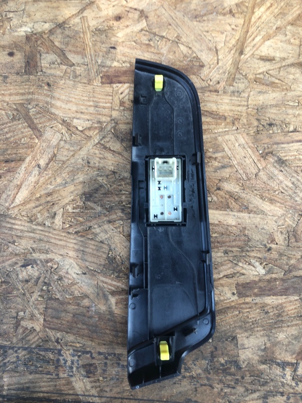 Кнопка стеклоподъемника CAMRY 55 14-17