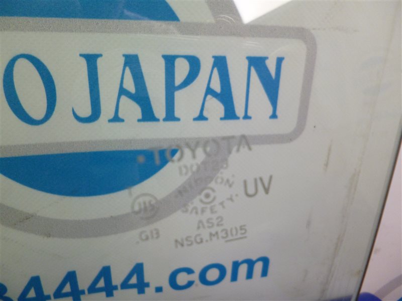 Стекло двери переднее левое TOYOTA AURIS 06-12