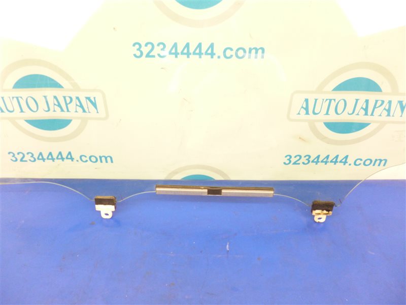 Стекло двери переднее левое AURIS 06-12