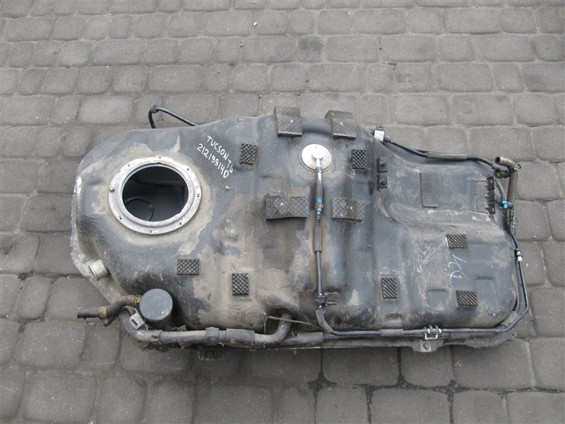 Запчасть топливный бак HYUNDAI TUCSON TL 15-20 31100-D7100 Б/У Топливный бак HYUNDAI TUCSON TL 15-20 31100-D7100 Б/У