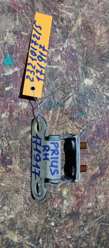 Петля крышки багажника правая TOYOTA PRIUS - 30 09-17 2013 ZVW30 1.8 2ZRFXE 68810-47010 Б/У