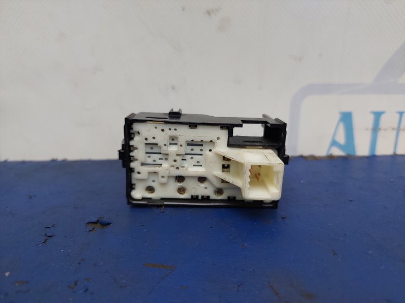 Кнопка стеклоподъемника задняя правая TOYOTA PRIUS - 30 09-17 Хэтчбек Кнопка стеклоподъемника задняя правая TOYOTA PRIUS - 30 09-17 Хэтчбек