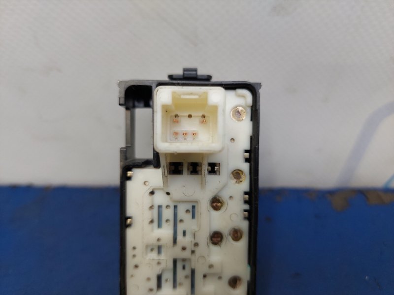 Кнопка стеклоподъемника задняя правая PRIUS - 30 09-17 Хэтчбек Кнопка стеклоподъемника задняя правая PRIUS - 30 09-17 Хэтчбек