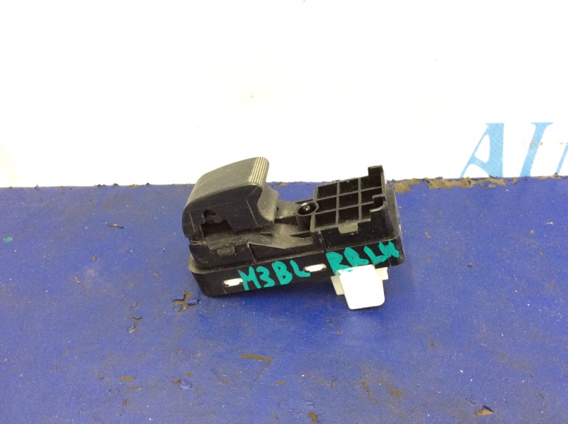 Запчасть кнопка стеклоподъемника задняя левая MAZDA 3 BL 09-13 Хэтчбек BBM2-66-370 Б/У Кнопка стеклоподъемника задняя левая MAZDA 3 BL 09-13 Хэтчбек BBM2-66-370 Б/У