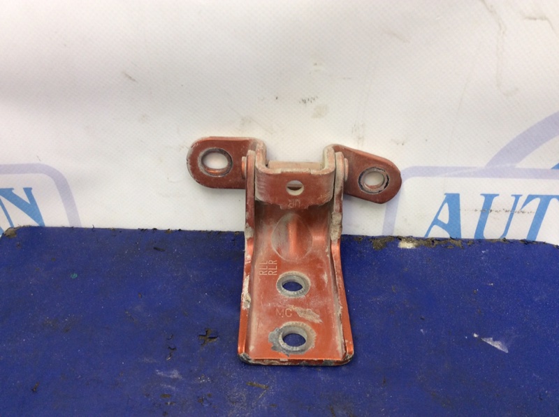 Петля двери нижняя задняя левая RIO JB 2005-2011 Седан Петля двери нижняя задняя левая RIO JB 2005-2011 Седан