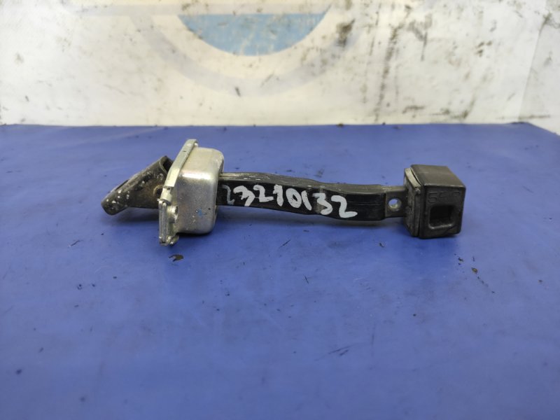 Запчасть ограничитель двери передний правый MITSUBISHI OUTLANDER XL 05-13 2006 Внедорожник 3.0 5702A040 Б/У Ограничитель двери передний правый MITSUBISHI OUTLANDER XL 05-13 2006 Внедорожник 3.0 5702A040 Б/У