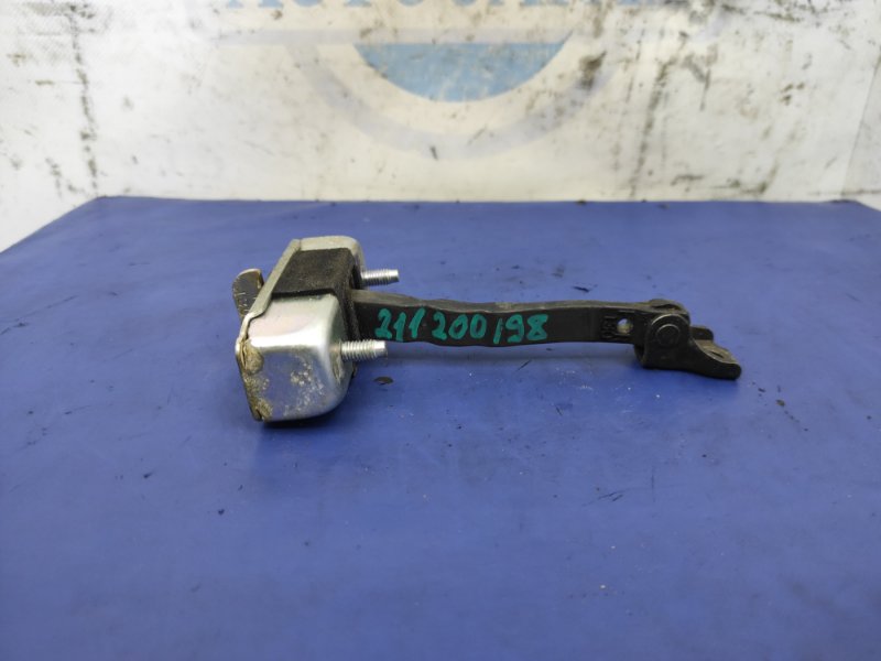 Ограничитель двери передний левый TOYOTA AURIS 06-12 68610-12190 Б/У