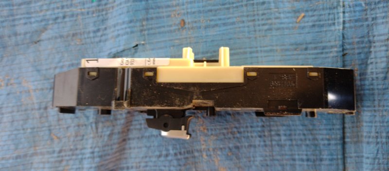 Кнопка стеклоподъемника передняя правая KIA SORENTO UM 14- 2.2 Кнопка стеклоподъемника передняя правая KIA SORENTO UM 14- 2.2