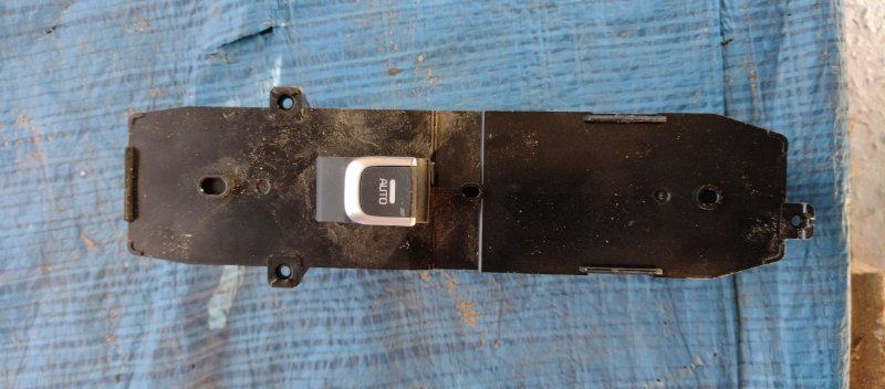 Кнопка стеклоподъемника передняя правая SORENTO UM 14- 2.2 Кнопка стеклоподъемника передняя правая SORENTO UM 14- 2.2