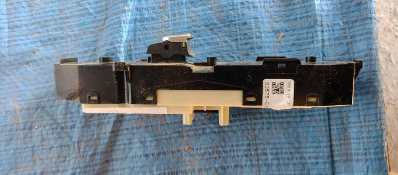 Кнопка стеклоподъемника передняя правая SORENTO UM 14- 2.2 Кнопка стеклоподъемника передняя правая SORENTO UM 14- 2.2