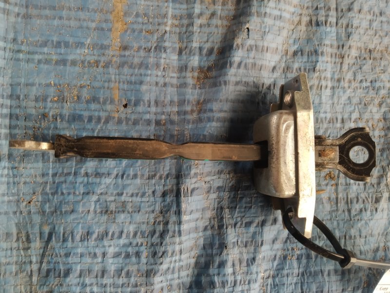 Ограничитель двери задний левый TOYOTA AURIS 06-12