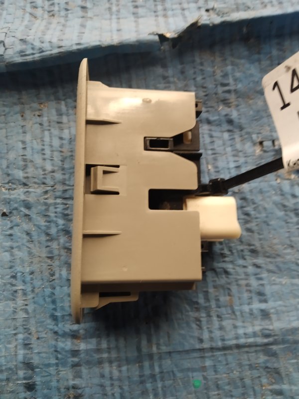 Кнопка стеклоподъемника AURIS 06-12