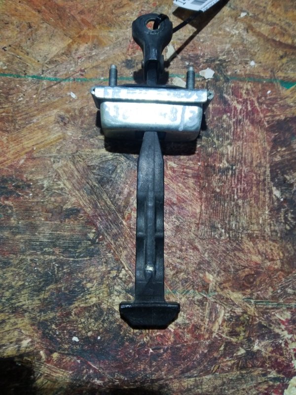 Ограничитель двери передний правый FORD FOCUS 10-18 2013 Седан 2.0 CP9Z-5823500-A Б/У