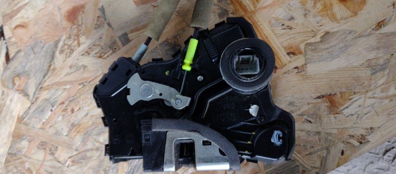 Замок двери передний правый CAMRY 40 06-11