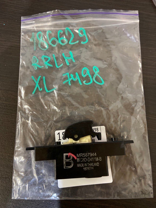 Запчасть кнопка стеклоподъемника задняя левая MITSUBISHI OUTLANDER XL 05-13 2007 Внедорожник 3.0 6B31 MR587944 Б/У Кнопка стеклоподъемника задняя левая MITSUBISHI OUTLANDER XL 05-13 2007 Внедорожник 3.0 6B31 MR587944 Б/У