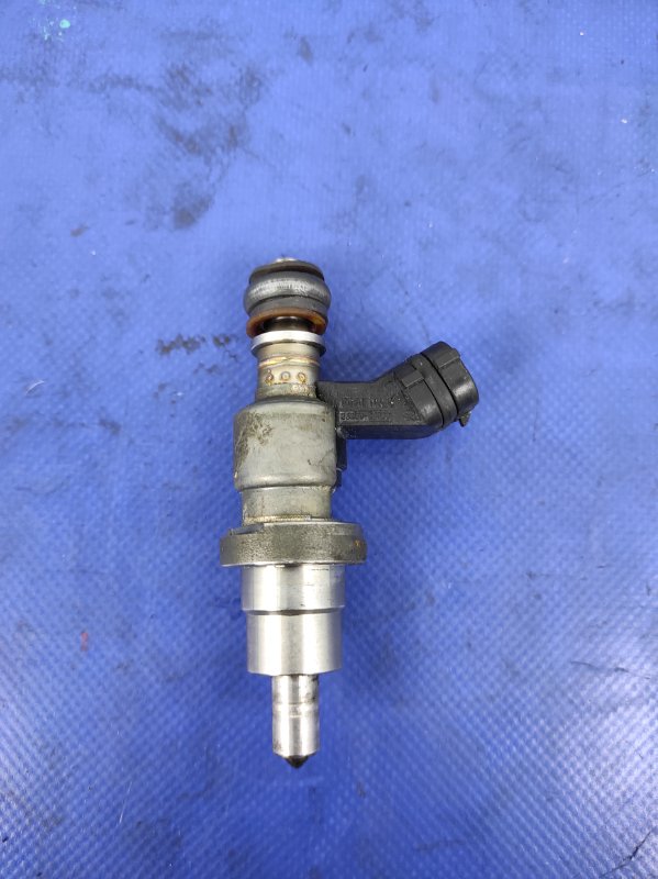 Запчасть форсунка топливная TOYOTA RAV4 00-05 2.4 23209-28030 Б/У Форсунка топливная TOYOTA RAV4 00-05 2.4 23209-28030 Б/У