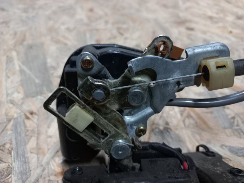 Замок крышки багажника HIGHLANDER 01-07