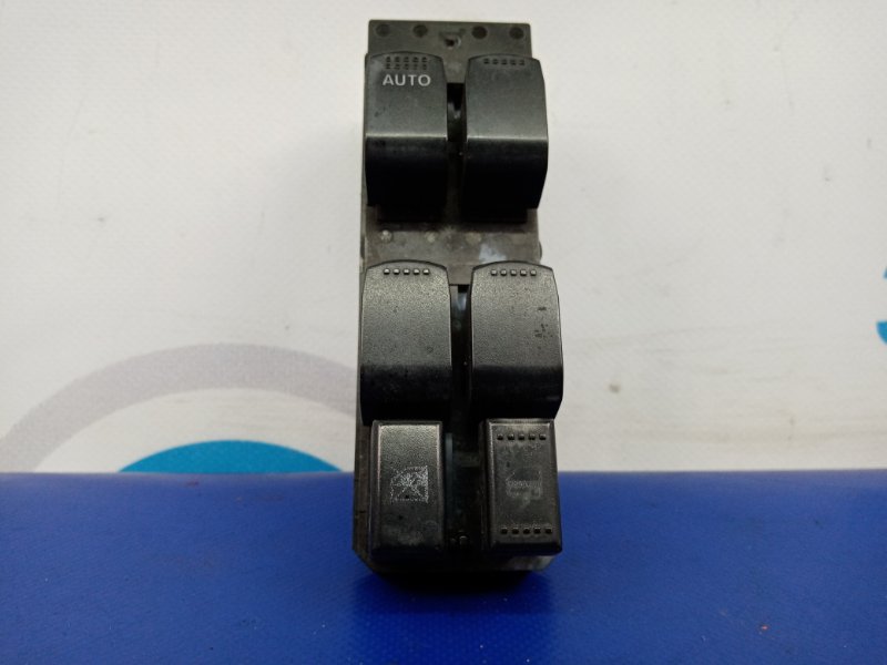 Блок управления стеклоподъемниками передний левый SUZUKI SX4 06-13 2008 Седан 2.0 J20A 37990-64J20 Б/У