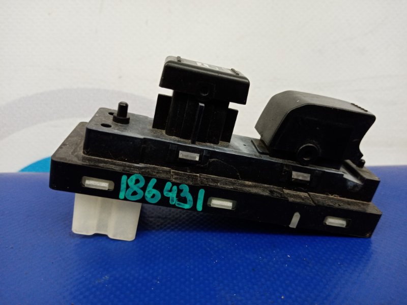 Кнопка стеклоподъемника передняя правая SX4 06-13 2008 Седан 2.0 J20A