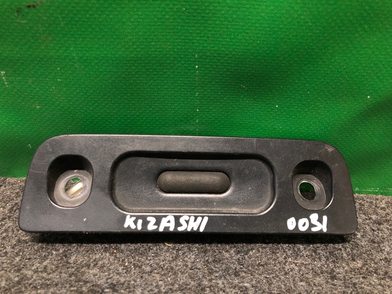 Запчасть кнопка открывания багажника наружная задняя SUZUKI KIZASHI 09-14 2013 RE91 J24B 72821-57L00 Б/У Кнопка открывания багажника наружная задняя SUZUKI KIZASHI 09-14 2013 RE91 J24B 72821-57L00 Б/У