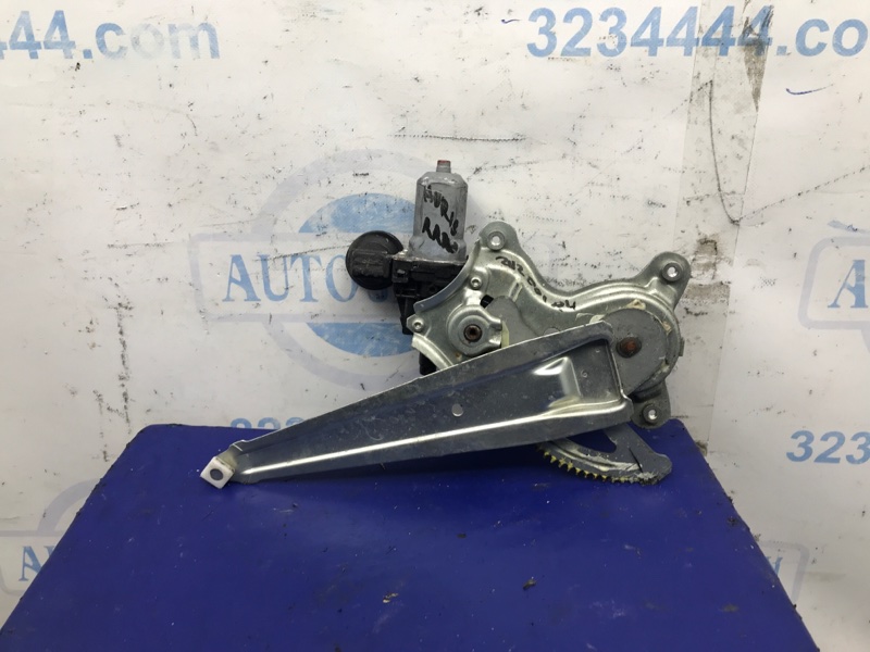Стеклоподъемник задний правый TOYOTA AURIS 06-12 69803-12180 Б/У