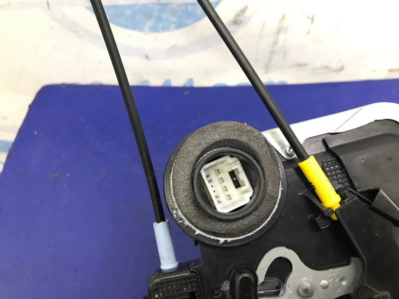 Замок двери задний правый COROLLA 150 06-13