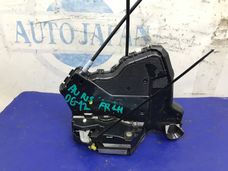 Замок двери передний левый TOYOTA AURIS 06-12 6904012490 Б/У