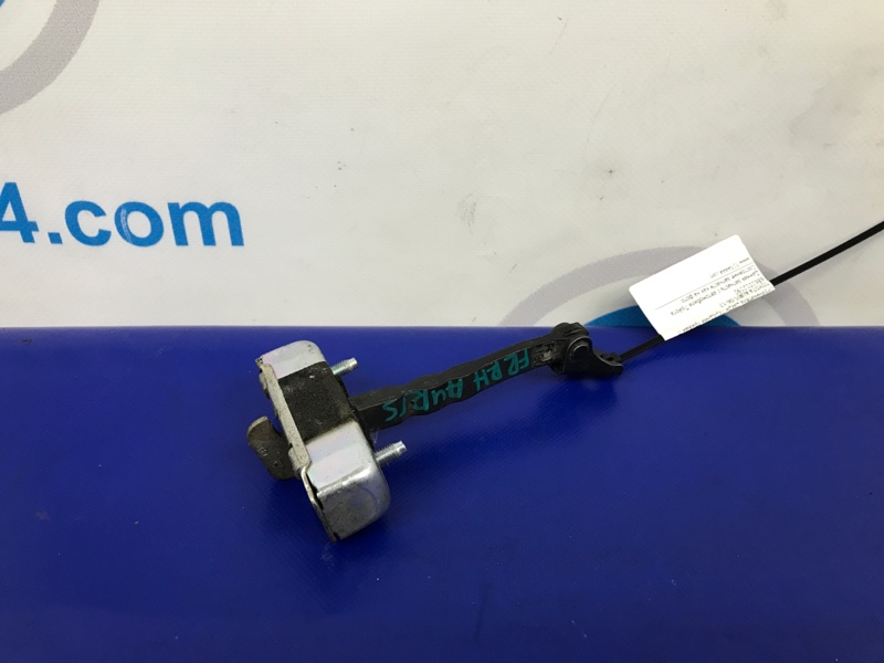 Ограничитель двери передний правый TOYOTA AURIS 06-12 68610-12190 Б/У